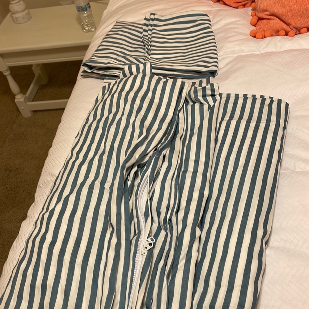 Queen size duvet cover and shams